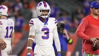 Bintang American Football Damar Hamlin dilaporkan dalam kondisi kritis usai mengalami benturan dalam pertandingan National Football League (NFL) antara Buffalo Bills vs Cincinnati Bengals. (Foto: AP/Jeff Dean).