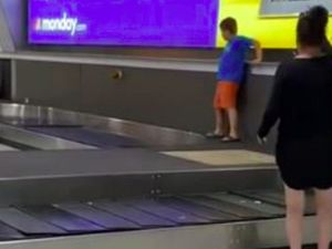 Bocah Tantrum di Bandara, Koper-koper Sampai Terbang