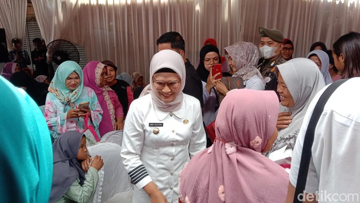 Bupati Indramayu Nina Agustina meninjau pasar murah cegah inflasi