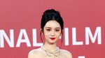 Cantiknya Zhou Ye Tampil di Karpet Merah