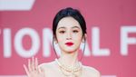 Cantiknya Zhou Ye Tampil di Karpet Merah