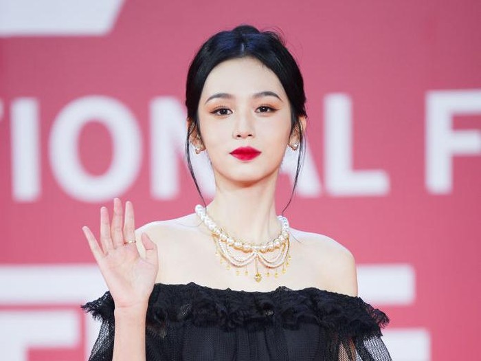 Cantiknya Zhou Ye Tampil di Karpet Merah XI'AN, CHINA - JANUARY 01: Actress Zhou Ye arrives for the opening ceremony of the 9th Silk Road International Film Festival on January 1, 2023 in Xi'an, Shaanxi Province of China. (Photo by VCG/VCG via Getty Images)