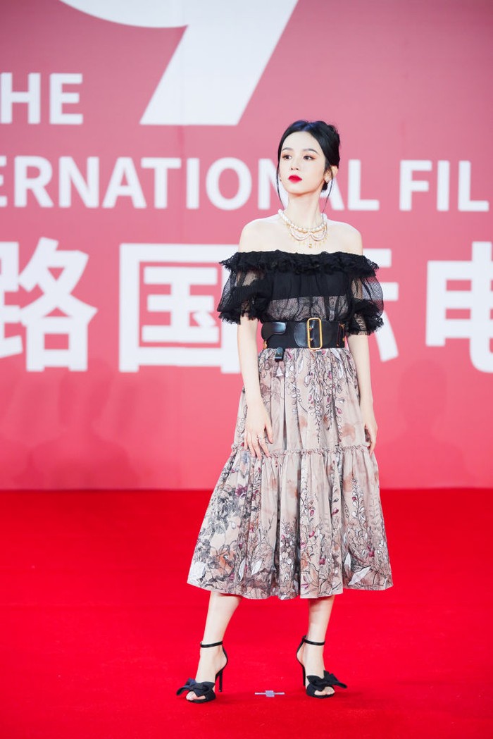 Cantiknya Zhou Ye Tampil di Karpet Merah XI'AN, CHINA - JANUARY 01: Actress Zhou Ye arrives for the opening ceremony of the 9th Silk Road International Film Festival on January 1, 2023 in Xi'an, Shaanxi Province of China. (Photo by VCG/VCG via Getty Images)