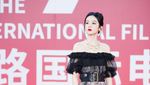 Cantiknya Zhou Ye Tampil di Karpet Merah