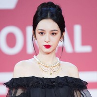Zhou Ye dijuluki ‘Putri Media Hesong’ dan dikenal karena visualnya yang edgy dan fashion high end karena kolaborasinya dengan brand-brand terkenal, termasuk Dior. Foto: VCG via Getty Images/VCG