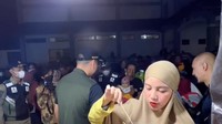 Tak hanya memasak, tapi Chacha kerap menunjukkan momen kulinernya bersama sang suami. Seperti jajan corn dog dan sosis bakar berikut ini. Foto: Instagram @chafrederica