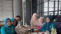 Meskipun sibuk mendampingi sang suami, Chacha masih menyempatkan waktunya kumpul bersama teman-teman. Ini momen mereka menikmati dessert di restoran. Foto: Instagram @chafrederica