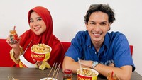 Chacha juga memiliki usaha kuliner berupa bubur goreng. Begini momen Chacha ketika meminta Dimas Beck untuk menikmati bubur dan aneka sate. Foto: Instagram @chafrederica