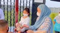 Saat Ramadan lalu, Chacha Frederica membagikan nasi bungkus untuk buka puasa. Momen ini sekaligus melatih sang anak untuk berbagi kebaikan. Foto: Instagram @chafrederica