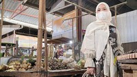 Aktris 33 tahun ini juga pernah mengunggah momennya saat belanja di pasar tradisional. Ia berpose di antara penjual buah dan sayuran. Foto: Instagram @chafrederica