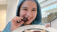 Istri Bupati Kendal ini juga pernah membagikan momen sarapan. Ia tampak menikmati roti tawar dengan olesan selai dan taburan cokelat meisjes. Foto: Instagram @chafrederica