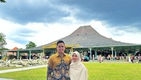 Chacha Frederica, selebriti yang juga istri dari Dico M. Ganinduto yang kini menjabat sebagai Bupati Kendal, Jawa Tengah. Chacha menjadi sorotan karena tak dikenali saat membagikan bantuan ke korban banjir. Foto: Instagram @chafrederica