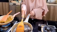 Chacha Frederica juga terlihat memasak rendang di rumah. Begini momennya ketika sedang memasak di dapur. Foto: Instagram @chafrederica