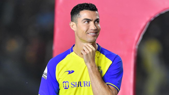 Al-Nassrs new Portuguese forward Cristiano Ronaldo greets the fans during his unveiling at the Mrsool Park Stadium in the Saudi capital Riyadh on January 3, 2023. (Photo by AFP) (Photo by -/AFP via Getty Images)