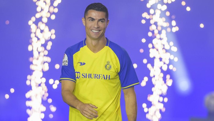 RIYADH, SAUDI ARABIA - JANUARY 03: Cristiano Ronaldo smiles as he is unveiled as an Al Nassr player at Mrsool Park Stadium on January 3, 2023 in Riyadh, Saudi Arabia. (Photo by Khalid Alhaj/MB Media/Getty Images)