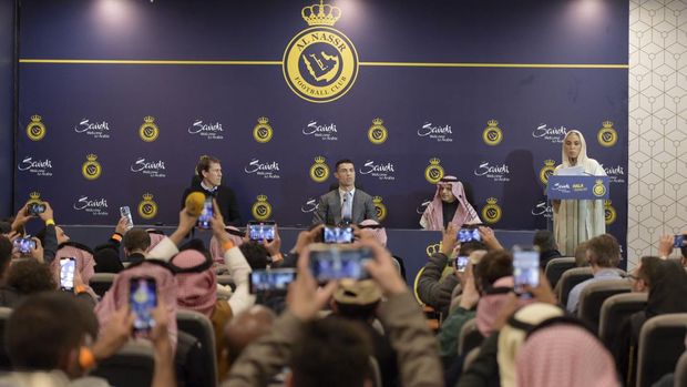 RIYADH, SAUDI ARABIA - JANUARY 03: Cristiano Ronaldo attends a press conference during the official unveiling of Cristiano Ronaldo as an Al Nassr player at Mrsool Park Stadium on January 3, 2023 in Riyadh, Saudi Arabia. (Photo by Khalid Alhaj/MB Media/Getty Images)