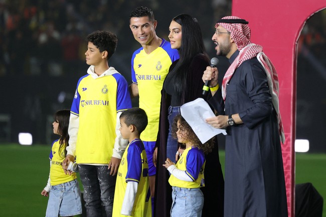 Ronaldo yang sebelumnya memakai cincin berlian kuning memilih tampilan yang lebih sederhana. Memakai jersey klub barunya, ia hanya bersolek dengan perhiasan berupa anting. (Foto: AFP via Getty Images/FAYEZ NURELDINE)