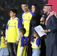 Ronaldo yang sebelumnya memakai cincin berlian kuning memilih tampilan yang lebih sederhana. Memakai jersey klub barunya, ia hanya bersolek dengan perhiasan berupa anting. (Foto: AFP via Getty Images/FAYEZ NURELDINE)