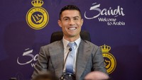 Gaya Cristiano Ronaldo Pakai Hadiah Jam Tangan Rp 11 Miliar Bertema Saudi