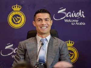 Gaya Cristiano Ronaldo Pakai Hadiah Jam Tangan Rp 11 Miliar Bertema Saudi