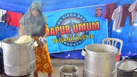 Pemerintah setempat membuka 10 dapur umum yang tersebar di lima kecamatan.  
