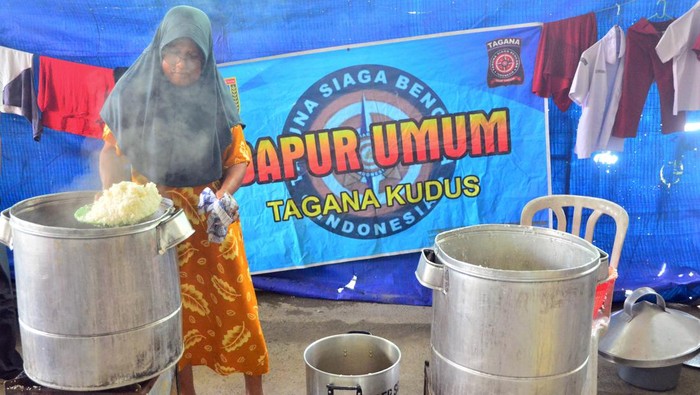 Warga menyiapkan bahan makanan di dapur umum korban banjir, Desa Jati Wetan, Kudus, Jawa Tengah, Rabu (4/1/2023). Pemerintah setempat membuka 10 dapur umum yang tersebar di lima kecamatan untuk membantu sebanyak 40.568 jiwa yang terdampak banjir di wilayah itu sejak Sabtu (31/12/2022). ANTARA FOTO/Yusuf Nugroho/rwa.