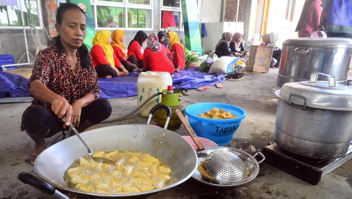 Dapur Umum untuk Bantu Korban Banjir di Kudus Warga menyiapkan bahan makanan di dapur umum korban banjir, Desa Jati Wetan, Kudus, Jawa Tengah, Rabu (4/1/2023). Pemerintah setempat membuka 10 dapur umum yang tersebar di lima kecamatan untuk membantu sebanyak 40.568 jiwa yang terdampak banjir di wilayah itu sejak Sabtu (31/12/2022). ANTARA FOTO/Yusuf Nugroho/rwa.