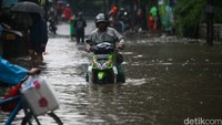 Jalan Kemang Utara IX, Jakarta Selatan, banjir. Banjir disebabkan luapan sungai di dekat lokasi.