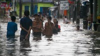 Beberapa anak-anak tampak bermain di lokasi banjir.