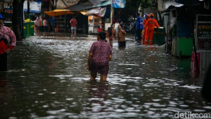 Jalan Kemang Utara IX, Jakarta Selatan, banjir. Banjir disebabkan luapan sungai di dekat lokasi.