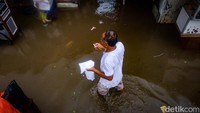 Untuk diketahui, Jalan Kemang Utara IX memang kerap menjadi langganan banjir.