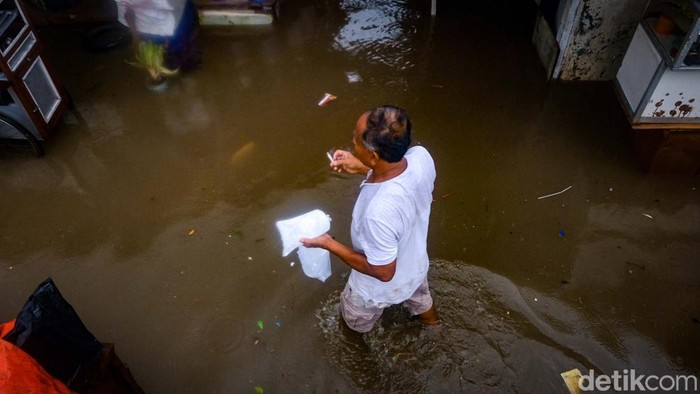 Jalan Kemang Utara IX, Jakarta Selatan, banjir. Banjir disebabkan luapan sungai di dekat lokasi.