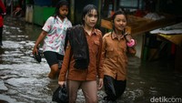 Beberapa titik di Jakarta saat ini tengah diguyur hujan deras. 