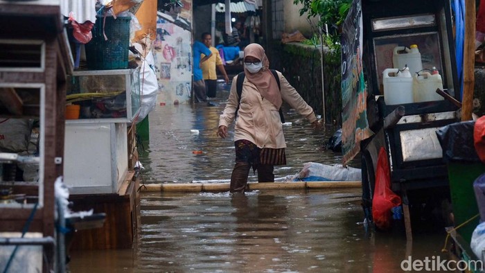 Diguyur Hujan, Jl Kemang Utara IX Jaksel Terendam Banjir Jalan Kemang Utara IX, Jakarta Selatan, banjir. Banjir disebabkan luapan sungai di dekat lokasi.