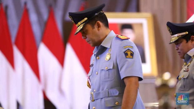 Direktur Jenderal (Dirjen) Imigrasi, Silmy Karim saat serah terima jabatan di Graha Pengayoman Kementerian Hukuman HAM, Jakarta, Rabu (4/1/2023). Menteri Hukum dan Hak Asasi Manusia (Menkumham) Republik Indonesia Yasonna Laoly resmi melantik Mantan Direktur Utama Krakatau Steel Silmy Karim sebagai Direktur Jenderal (Dirjen) Imigrasi. (CNBC Indonesia/ Tri Susilo)