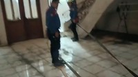 Damkar Jaktim melakukan bersih-bersih di rumah Ibu Eny, pada Rabu (4/1) kemarin. Damkar menyemprot seluruh lantai dan dinding rumah yang berdebu tebal. (Foto: Dok. Damkar DKI)