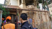 Ibu Eny sendiri diduga mengalami gangguan kejiwaan. Kini Ibu Eny dilakukan perawatan di rumah sakit setelah dibawa Dinsos Jakarta Timur. (Foto: Dok. Damkar DKI)