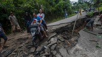 Akses jalan utama menuju kawasan wisata Saba Budaya Badui tersebut ambles sedalam 1 meter.  