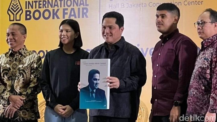 Erick Thohir saat peluncuran biografi Bukan Kisah Sukses Erick Thohir karya Abdullah Sammy di ajang Indonesia International Book Festival, 11 November 2022.