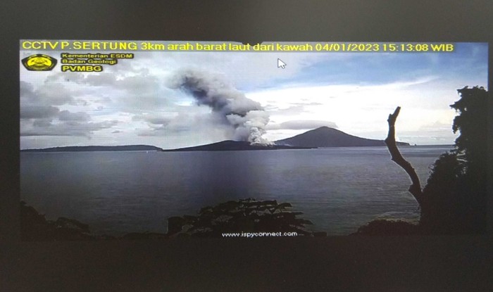Erupsi Gunung Anak Krakatau, Rabu (4/1/2023). (Foto: Istimewa)