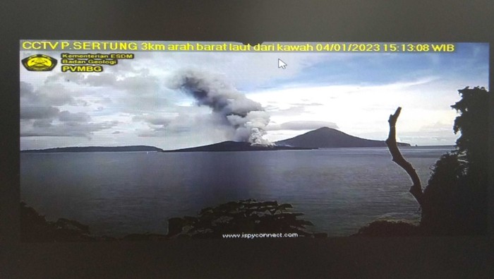 Erupsi Gunung Anak Krakatau, Rabu (4/1/2023). (Foto: Istimewa)