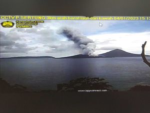 Erupsi, Gunung Anak Krakatau Muntahkan Abu Vulkanik Setinggi 3.000 meter