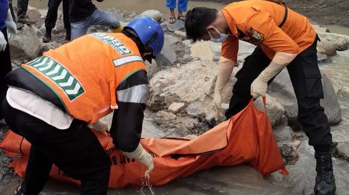 Evakuasi penemuan mayat di Bogor