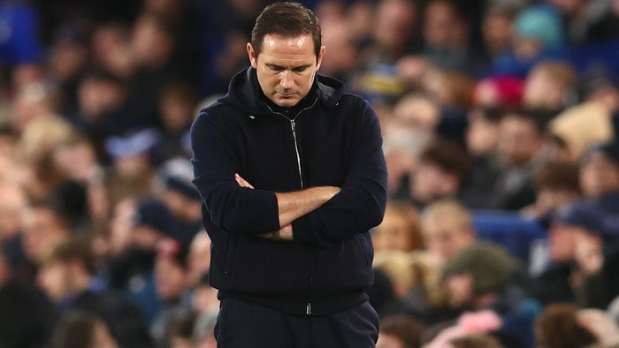 LIVERPOOL, ENGLAND - JANUARY 03: Everton manager Frank Lampard reacts during the Premier League match between Everton FC and Brighton & Hove Albion at Goodison Park on January 03, 2023 in Liverpool, England. (Photo by Chris Brunskill/Fantasista/Getty Images)