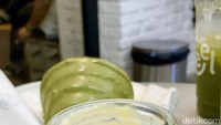 Panna cotta matcha di kafe ini juga menarik. Disajikan dengan paduan panna cotta vanilla yang creamy lembut, matcha nya begitu pekat karena masih berupa bubuk di bagian bawahnya.  Foto: detikFood / Yenny Mustika Sari