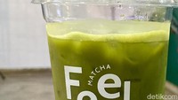 Matcha Yuzu adalah pilihan menu yang lebih segar, karena tak ada sensasi creamy dari susu. Racikan minuman ini hanya menggunakan bubuk matcha yang ditambahkan air dan sirup yuzu yang asam segar. Foto: detikFood / Yenny Mustika Sari