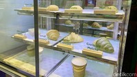 Begini tampilan dessert matcha yang membuat susah memilih karena terlihat menggiurkan. Semua menu terpajang di dalam etalase kaca. Foto: detikFood / Yenny Mustika Sari