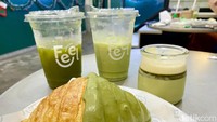 Pilihan dessert rasa matcha yang ditawarkan oleh Feel Matcha juga banyak. Ada choux, mille crepe, croffle, cheesecake, hingga panna cotta, semuanya disajikan dengan cita rasa matcha. Harganya dibanderol mulai dari Rp 17 ribuan. Foto: detikFood / Yenny Mustika Sari