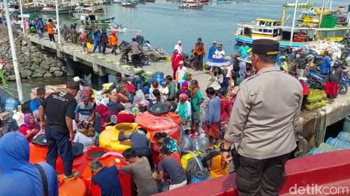 Forkopimda Kota Probolinggo distribusika bantuan air bersih ke Pulau Gili Ketapang