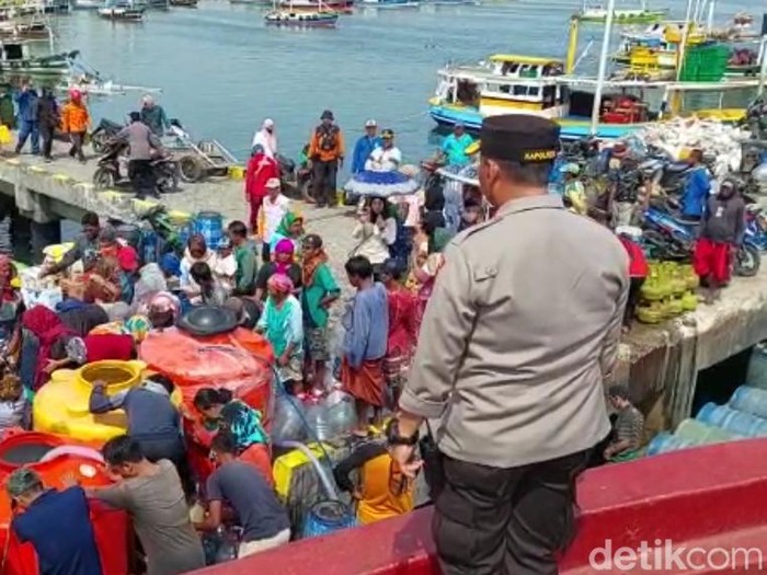 Forkopimda Kota Probolinggo distribusika bantuan air bersih ke Pulau Gili Ketapang